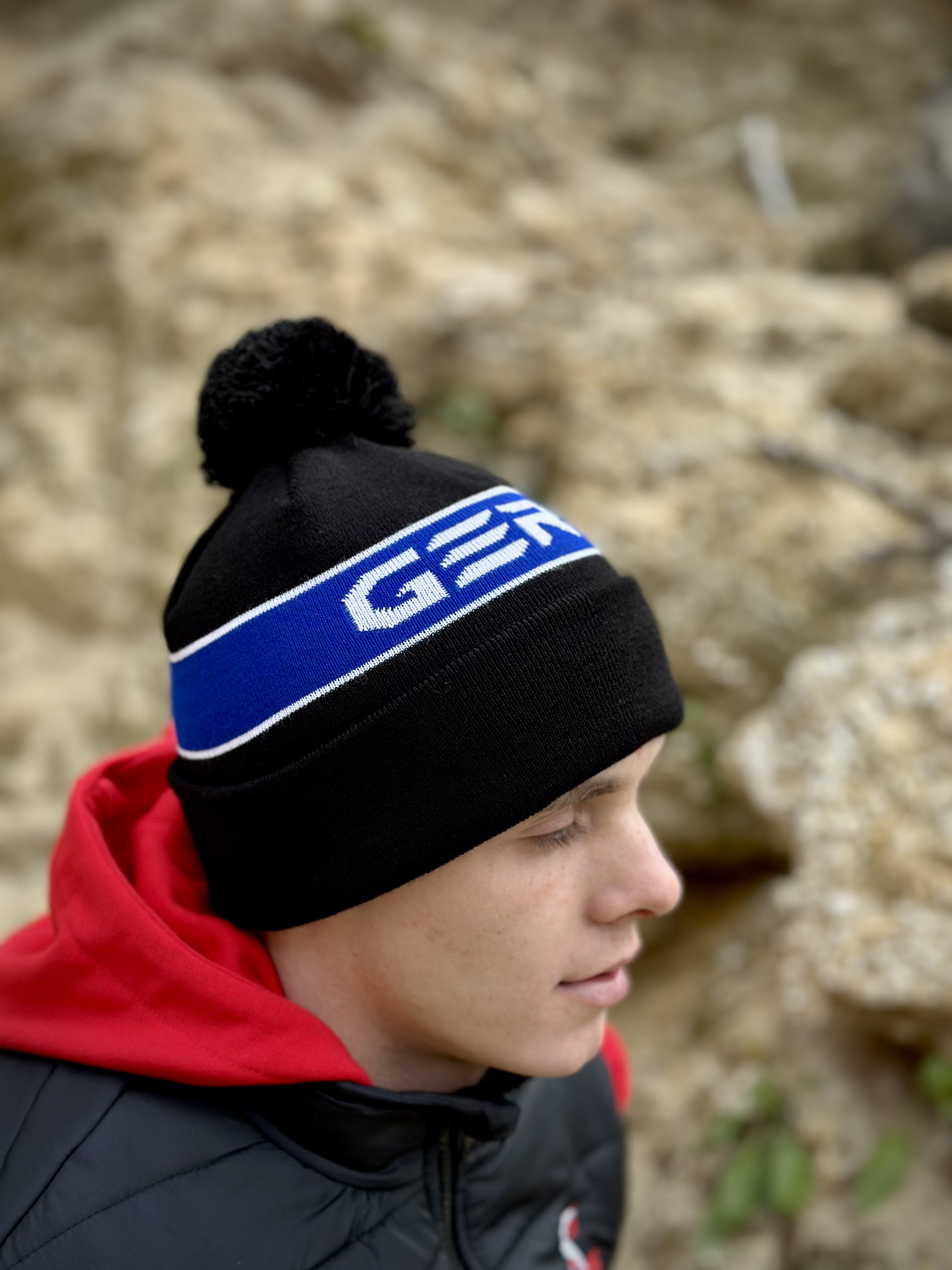 Шапка в'язана з помпоном Gera 1.05.0